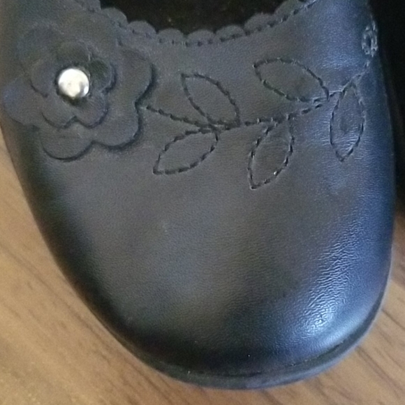 Girls size 13 pretty black shoes. - Picture 2 of 4